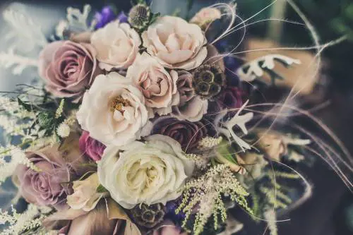 Al matrimonio si pestano per il bouquet