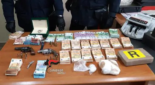 Napoli, nascondevano armi, droga e gioielli in un vano segreto 