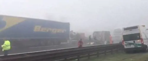 Lodi, nebbia troppo fitta causa un maxitamponamento sulla A1. E sulla A22 si registra una vittima