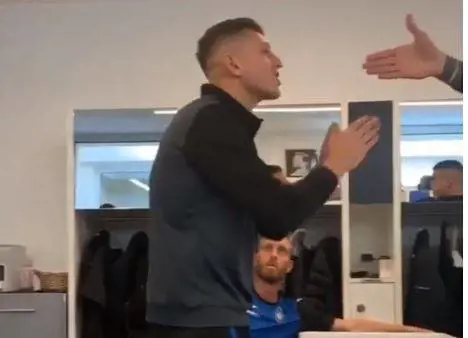 Atalanta, rubato l'album delle figurine a Gollini: il video del Papu Gomez diventa virale