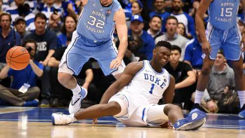 Gli esplode una scarpa in campo: l'incredibile infortunio di Zion Williamson