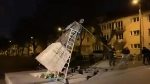 Polonia, clamorosa protesta per abusi su minori: rovesciata statua