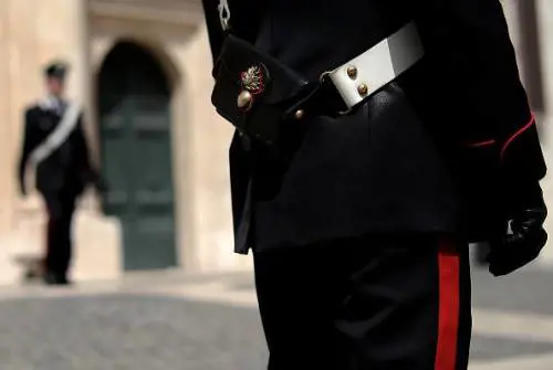 “Vi taglio la testa!”, clandestino minaccia e aggredisce clienti e carabinieri