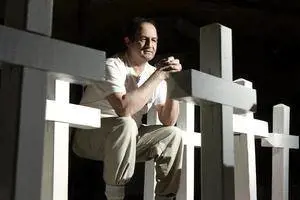 L'uomo delle croci, ne fa una per ogni morte violenta: ora è a 26.274