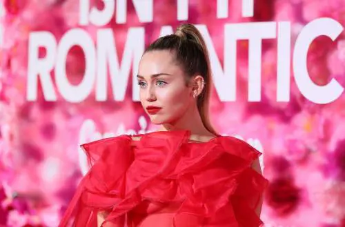 Miley Cyrus: "Ho una storia etero, ma sono ancora molto attratta fisicamente dalle donne"