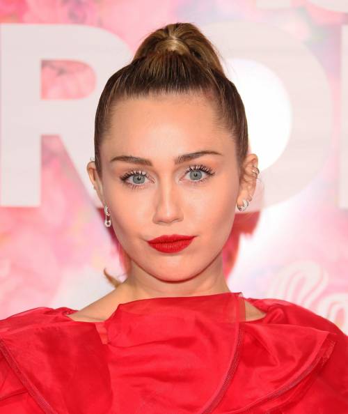 "Non disturbate la mia libertà". Miley Cyrus e lo scatto hot contro il sessismo 