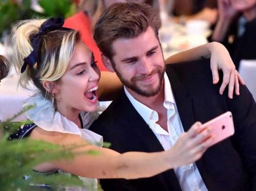 Miley Cyrus e la sua storia d’amore con Liam Hemsworth: “Noi amanti fluidi e gender free” 