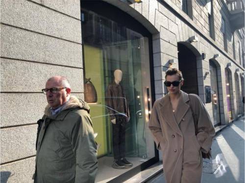 Milano Fashion Week 2019: Irina Shayk fa shopping nelle boutique di Milano