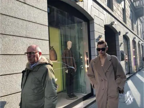 Milano Fashion Week 2019: Irina Shayk fa shopping nelle boutique di Milano