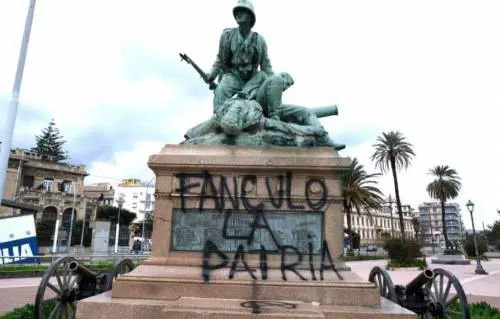 Anarchici oltraggiano i caduti. Meloni: "Imbecilli figli di papà"