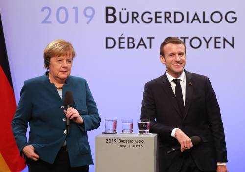 "Basta con tutti questi bonus": Merkel e Macron contro Conte