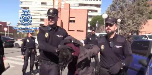 Uccide la madre, la spezzetta e poi se la mangia