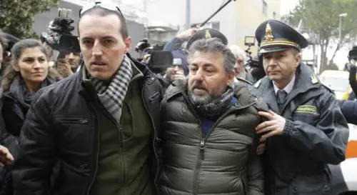 Rigopiano, multati per i fiori al figlio morto: "Nessuna sentenza ci terrà lontani"