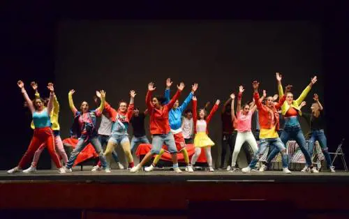 Musica, televisione, cinema. Tutti inseguono i giovani