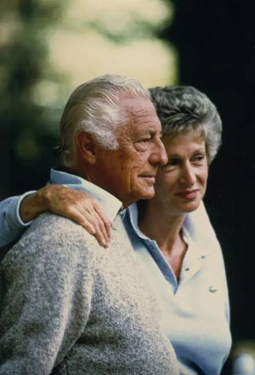 Marella Agnelli e la firma apocrifa, ecco cosa significa