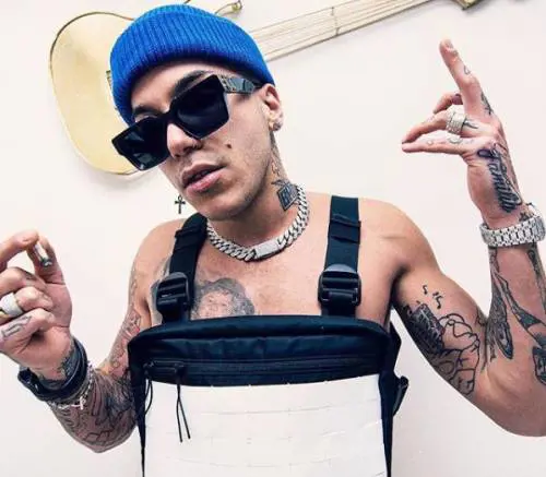 La Rai dice no a Sfera Ebbasta? Lui risponde alzando il dito medio