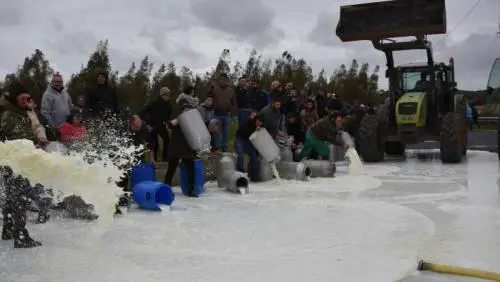 Latte, a Nuoro un commando di pastori assalta una cisterna