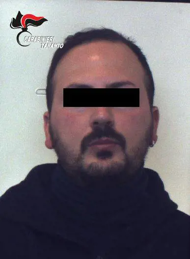 L'agguato in pieno giorno a Taranto: un uomo ferito alle gambe