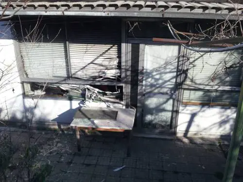 Bomba contro il centro sociale. Antagonisti incolpano Salvini, ma è stato il vicino