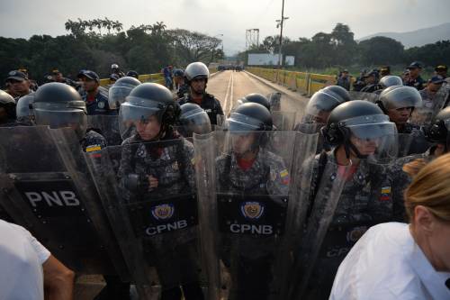 Venezuela, scontri al confine con la Colombia: militari disertano