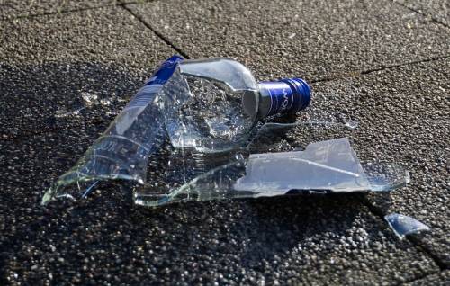 Bottiglia rotta per rapinare due giovani: in manette magrebino a Palermo
