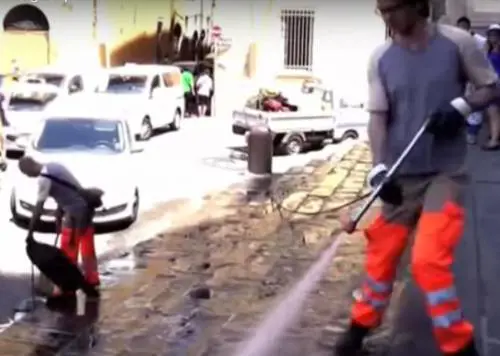 Gli abusivi in giro con i carrelli: cibi e bibite a prezzi stracciati