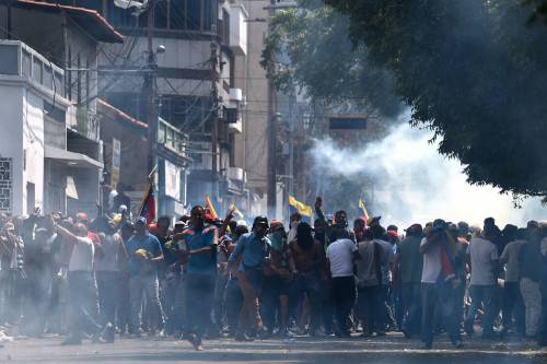 Venezuela, violenze al confine con Colombia. Maduro brucia aiuti umanitari