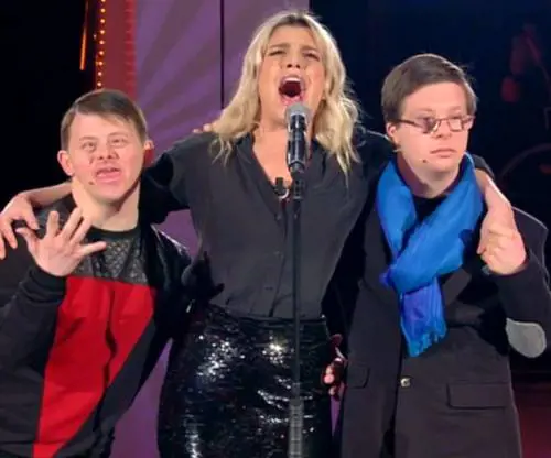 Emma Marrone canta con due ragazzi con la sindrome di Down, il post: "Sono due elettori Pd"
