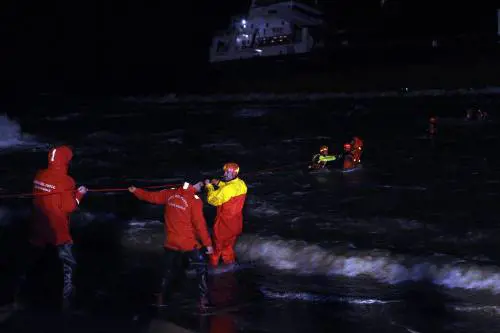 Bari, tratto in salvo l'equipaggio del mercantile turco arenato vicino alla spiaggia