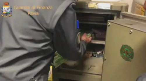 Il direttore delle Poste apriva i conti dei clienti e usava le loro PostePay