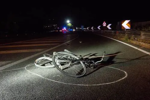Roma, investe un ciclista e scappa dal carrozziere: arrestato 84enne