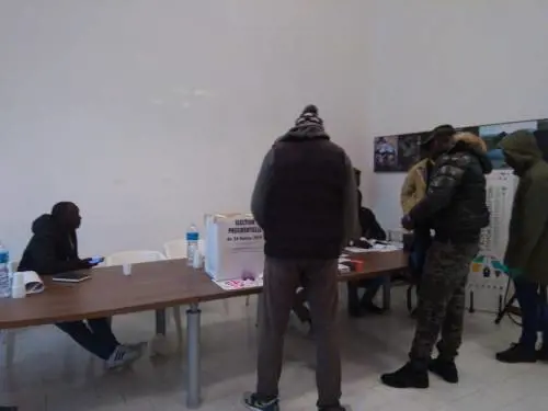 Agrigento, in fila per votare per le elezioni in Senegal 