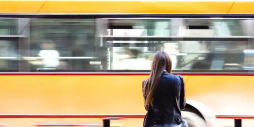 Bengalese palpeggia una ragazza sul bus. Lei lo incastra così