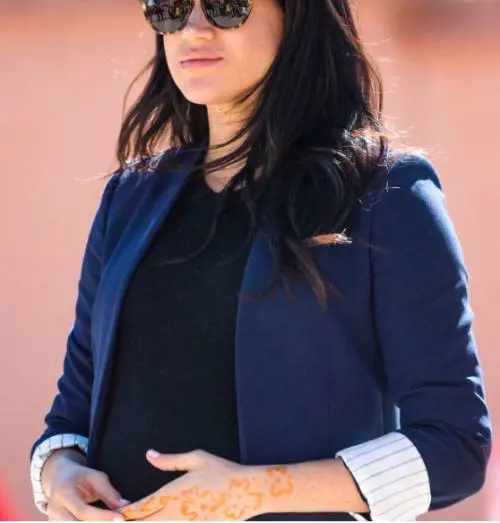 Meghan Markle rompe (ancora) il protocollo: si fa tatuare la mano