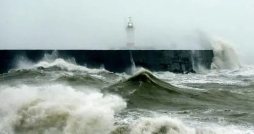 Passeggiata finita in tragedia. 14enne si schianta sulla scogliera 