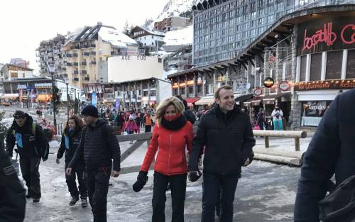 Lo sci? Sport da ricchi E il "campione" Macron ora rinuncia alle piste