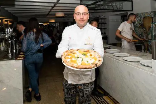 Colpi d'arma da fuoco contro il locale Di Matteo, pizzeria storica di Napoli