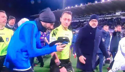 Inter, Gagliardini mostra l'azione del rigore ad Abisso con il cellulare