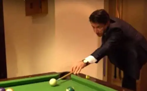 Conte sfida a biliardo Theresa May: "Ti mostro come si fa"
