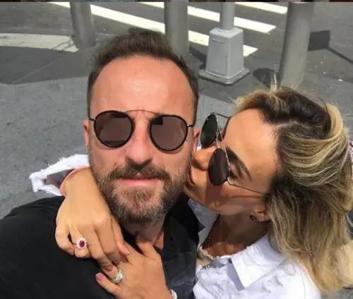 Francesco Facchinetti difende la moglie: "Mi sono ritrovato Laura Cremaschi fuori dal bagno"