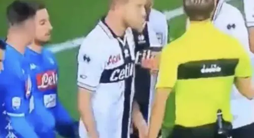 Lo scherzo hot di Mertens: tocca il lato B di Gagliolo mentre si sistema in barriera