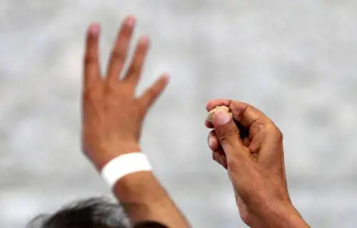 Legnano, tunisino vuole soldi e sigarette: li minaccia con una pietra