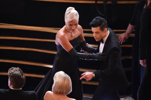 Oscar 2019, Rami Malek cade dal palco