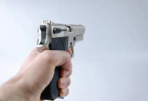 Milano, ammazzato con 4 colpi di pistola davanti al nipotino