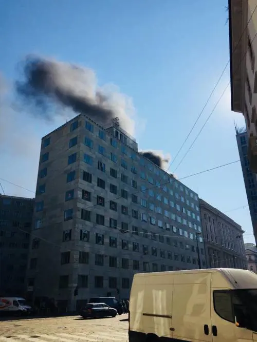 Nube nera in via Turati, mille persone in strada e due stabili evacuati