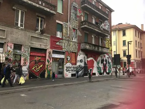 Le "dosi" dei pusher ragazzini nel labirinto oscuro di via Gola