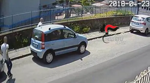 Rubavano autoradio dalle vetture in sosta: presi