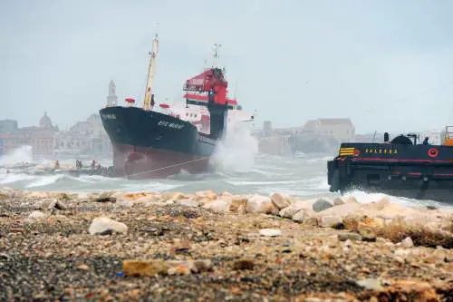 Bari, nave incagliata. Indagato il comandante del mercantile turco