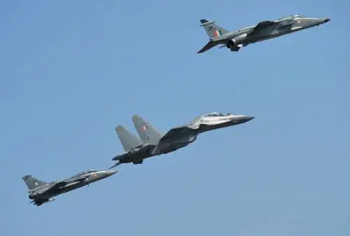 L'India bombarda il Kashmir: tensione alle stelle col Pakistan