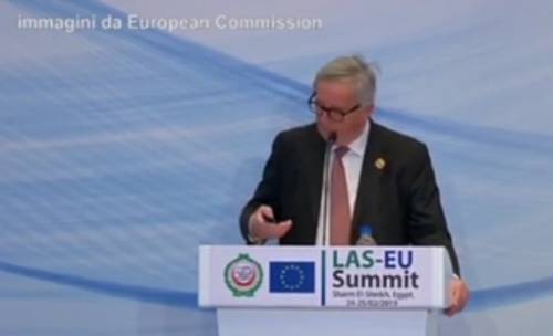 Ue, squilla un cellulare durante la conferenza stampa. E Juncker: "È mia moglie..."